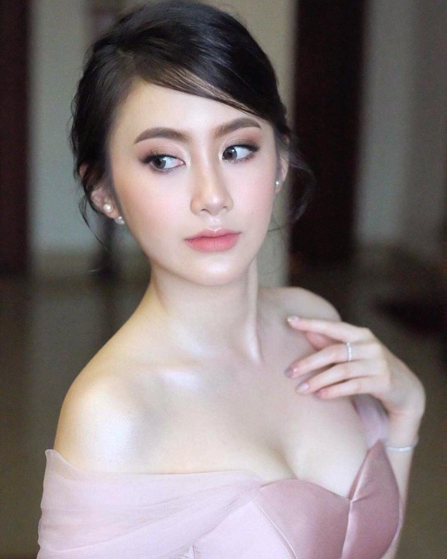 Phoiphailin Sivilay sở hữu gương mặt chuẩn Á Đông với nét đẹp ngọt ngào, nữ tính.