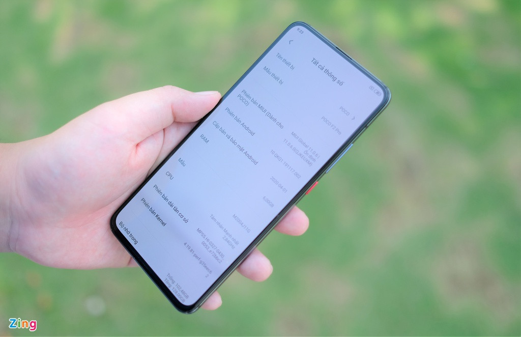 Về cấu hình, Poco F2 Pro trang bị chip xử lý Snapdragon 865 mạnh nhất hiện nay của Qualcomm, RAM LPDDR4x 6 GB, bộ nhớ trong UFS 3.0 128 GB, pin 4.700 mAh với công nghệ sạc nhanh 30 W. Máy không hỗ trợ sạc không dây.