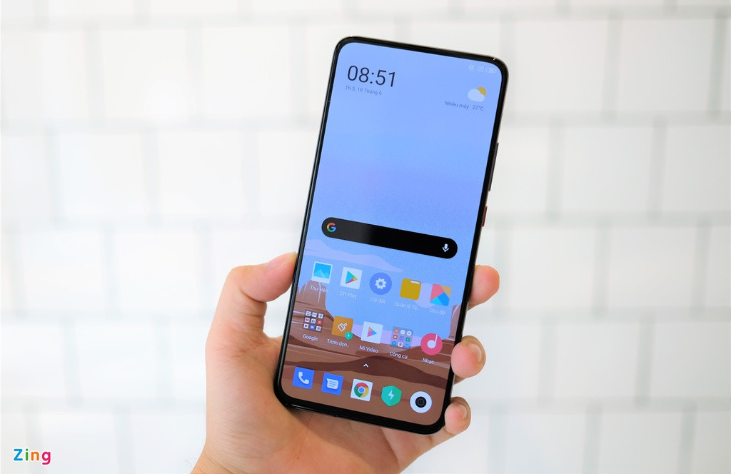 Khác với đa số smartphone cao cấp năm 2020, sản phẩm từ Poco vẫn mang thiết kế màn hình viền mỏng với camera selfie thò thụt 20 MP. Kiểu thiết kế này giúp máy có màn hình tràn viền trọn vẹn.