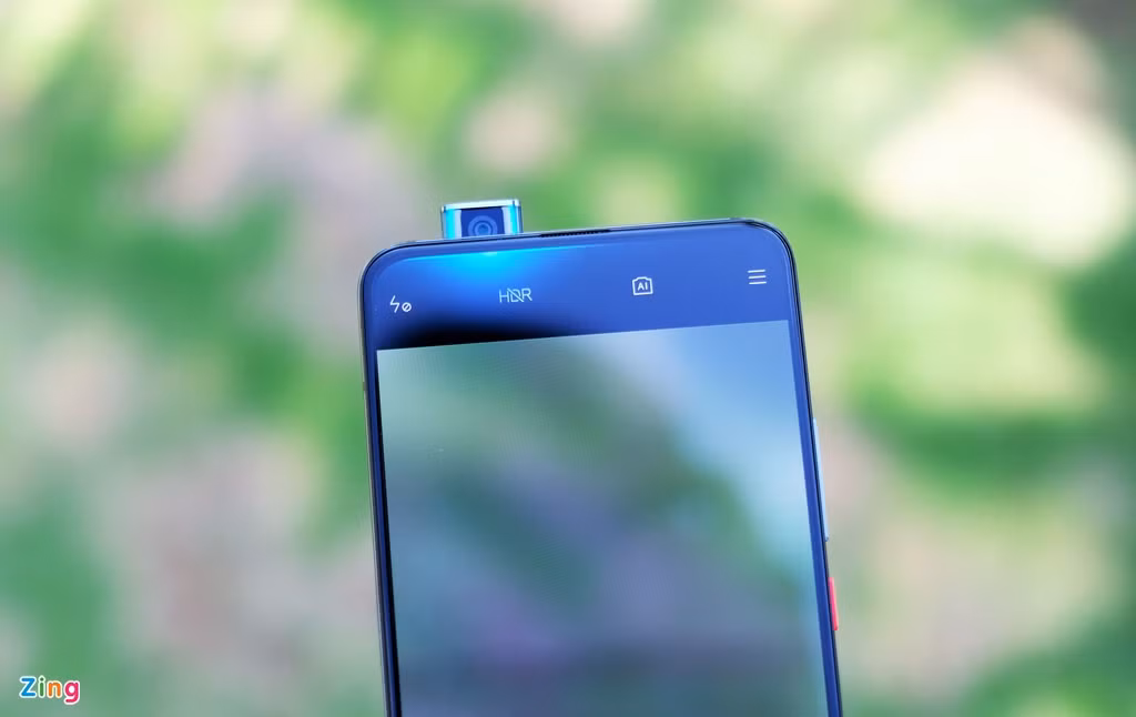 Poco cho phép người dùng tùy chỉnh hiệu ứng về màu sắc, 6 loại âm thanh khi bật camera trượt. Tuy nhiên, vấn đề của camera trượt đến từ việc khó vệ sinh khi có những hạt bụi li ti rơi vào. Ngoài ra, nó cũng làm tổng thể máy dày hơn so với smartphone không dùng camera trượt.