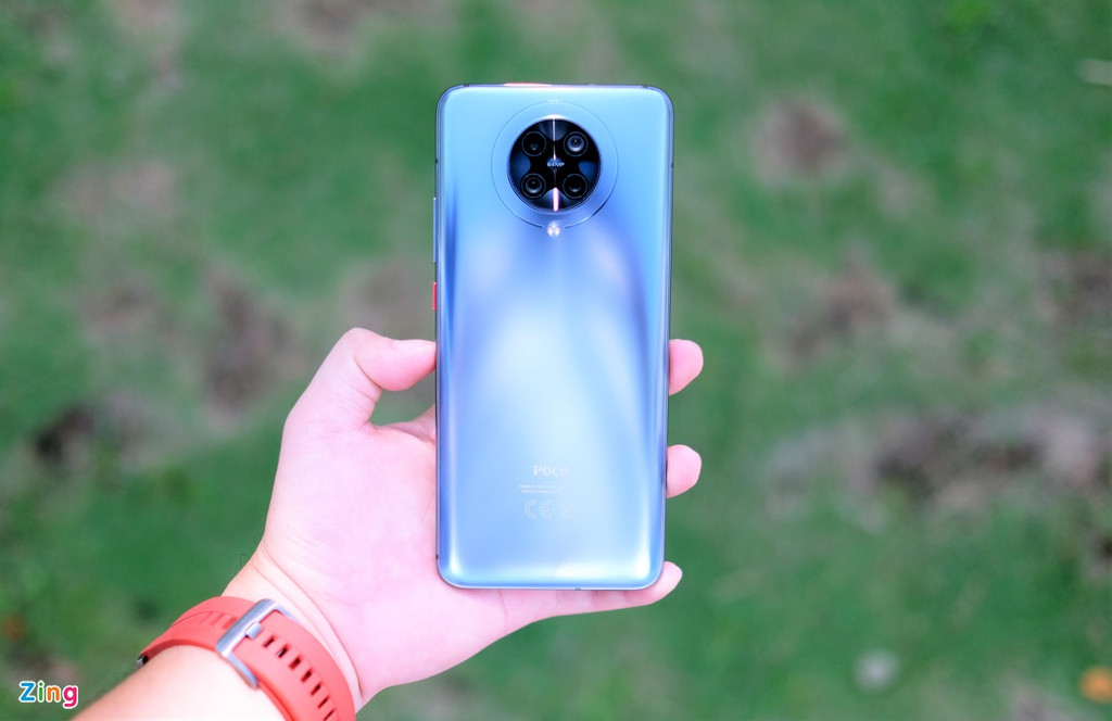 Poco F2 Pro chính hãng đang được bán với giá 12,5 triệu đồng. Trong tầm giá này, máy cạnh tranh với Galaxy Note10 Lite (bút S Pen, chip Exynos 9810, RAM 8 GB) hay Oppo Reno3 Pro (chip MediaTek Helio P95, RAM 8 GB).