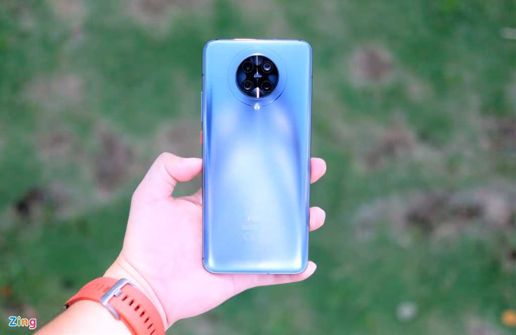 Poco F2 Pro chính hãng đang được bán với giá 12,5 triệu đồng. Trong tầm giá này, máy cạnh tranh với Galaxy Note10 Lite (bút S Pen, chip Exynos 9810, RAM 8 GB) hay Oppo Reno3 Pro (chip MediaTek Helio P95, RAM 8 GB).