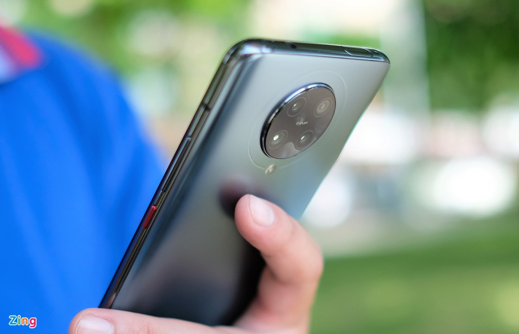 Mặt lưng của máy dùng vật liệu kính, được làm mờ vì thế mang đến cảm giác cầm nắm tốt, bám tay, không quá trơn nhưng các model dùng mặt lưng kính bóng.