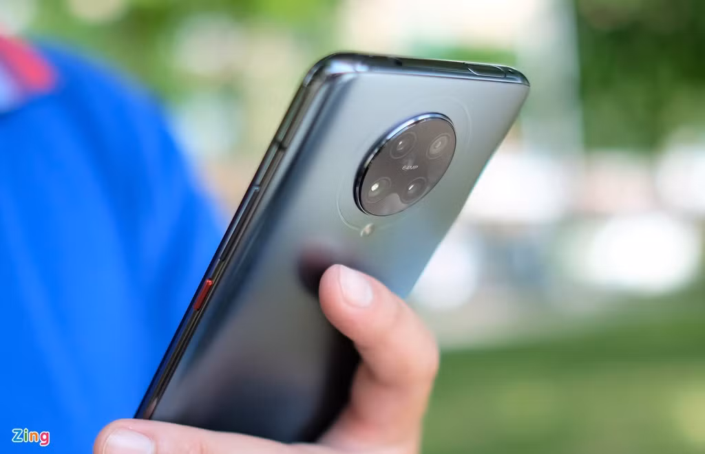 Mặt lưng của máy dùng vật liệu kính, được làm mờ vì thế mang đến cảm giác cầm nắm tốt, bám tay, không quá trơn nhưng các model dùng mặt lưng kính bóng.