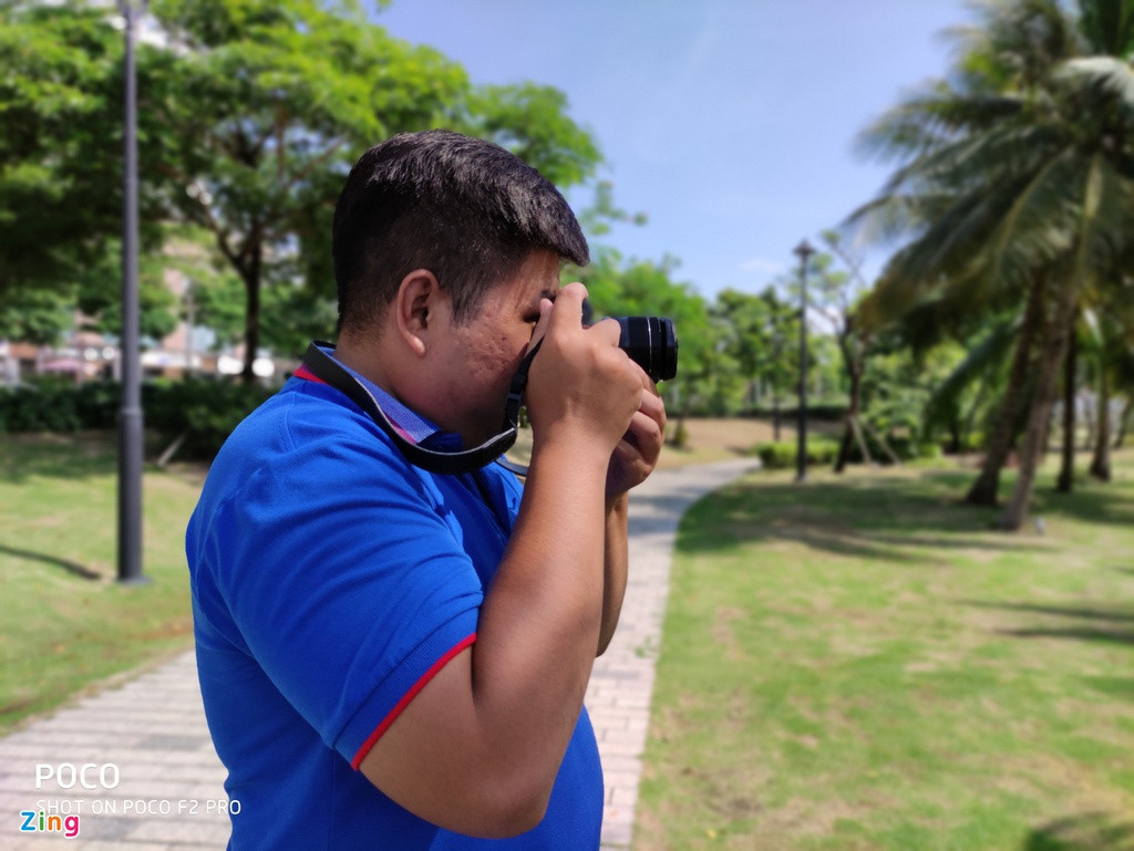 Trong khi đó, ảnh chụp chân dung được làm tự nhiên, mịn, độ xóa phông vừa phải. Người dùng có thể điều chỉnh mức độ xóa phông sau khi chụp.