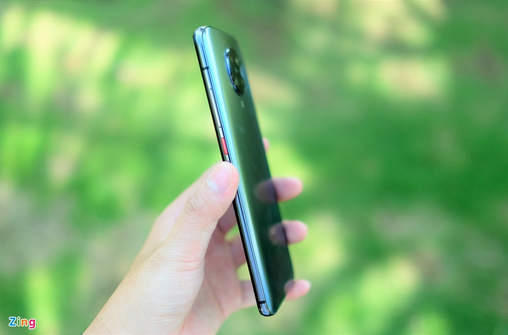 Máy có phần khung kim loại. Poco tạo điểm nhấn cho sản phẩm bằng việc trang bị phím nguồn màu đỏ. Phím nguồn và phím tăng, giảm âm lượng có độ hoàn thiện không cao, bị lung lay khi chạm vào.