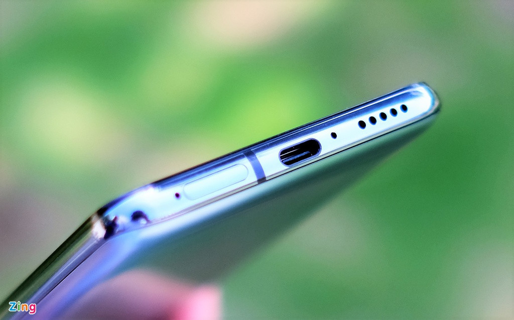 Thiết bị đạt 3.362 điểm đa nhân trên Geekbench cao hơn Galaxy S20 (2.319 điểm) hay OnePlus 8 Pro (3.207 điểm). Poco F2 Pro có thể xử lý tốt những tác vụ và tựa game nặng. Điểm trừ nhẹ trên máy đến từ việc chỉ trang bị một loa ngoài phía dưới. Vì thế, khi chơi game hay xem phim, máy mang đến đến trải nghiệm âm thanh không thực sự ấn tượng bằng các model có cả loa phía trên và dưới.