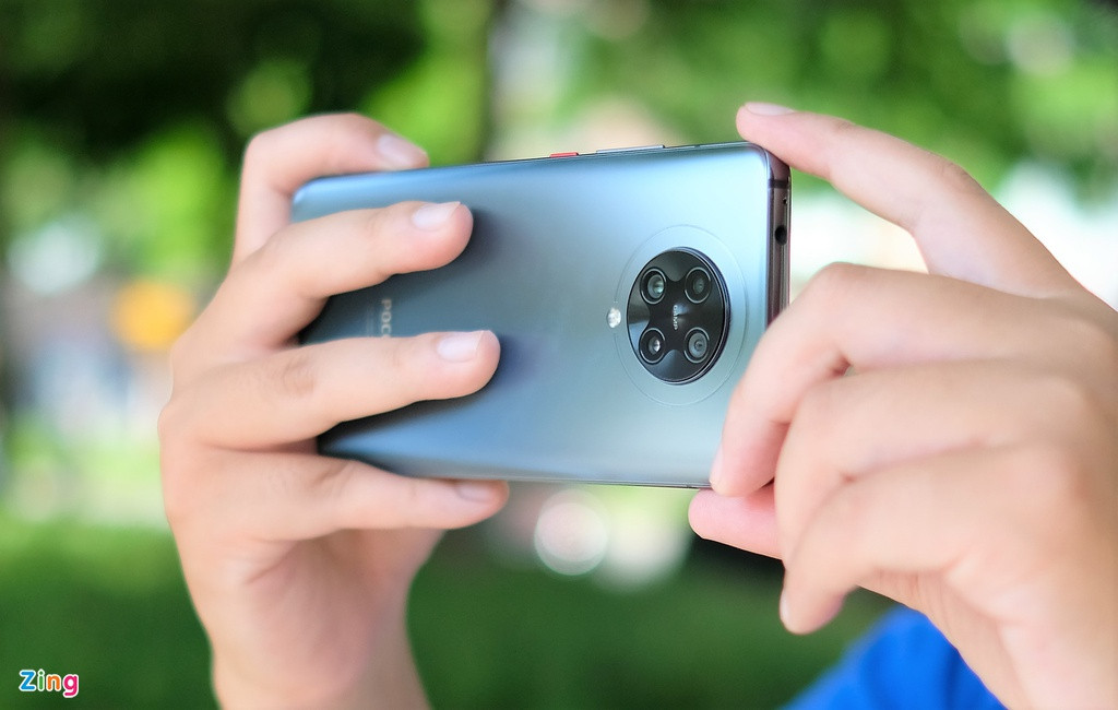 Poco F2 Pro trang bị 4 camera sau với camera chính 64 MP, cảm biến Sony IMX686 hỗ trợ quay phim 8K, camera góc rộng 123 độ 13 MP, camera 5 MP với tiêu cự 50 mm và camera nhận diện chiều sâu 2 MP.