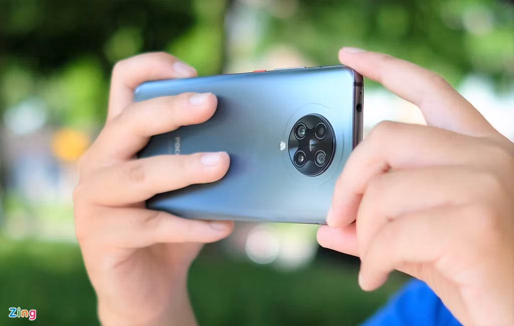 Poco F2 Pro trang bị 4 camera sau với camera chính 64 MP, cảm biến Sony IMX686 hỗ trợ quay phim 8K, camera góc rộng 123 độ 13 MP, camera 5 MP với tiêu cự 50 mm và camera nhận diện chiều sâu 2 MP.