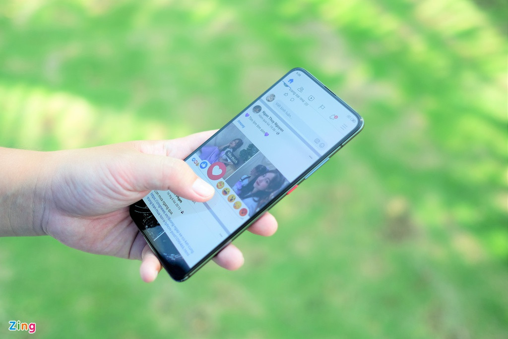 Màn hình của Poco F2 Pro có kích thước 6,67 inch, tấm nền Super AMOLED, độ phân giải Full HD+ và hỗ trợ chuẩn HDR+. Đáng tiếc khi màn hình này vẫn chỉ có tần số quét 60 Hz, trong khi nhiều smartphone cao cấp khác đã trang bị màn hình 90 Hz hay 120 Hz. Bù lại, tấm cảm ứng của màn hình có tốc độ phản ứng 180 Hz cho nhận diện thao tác khá nhanh.