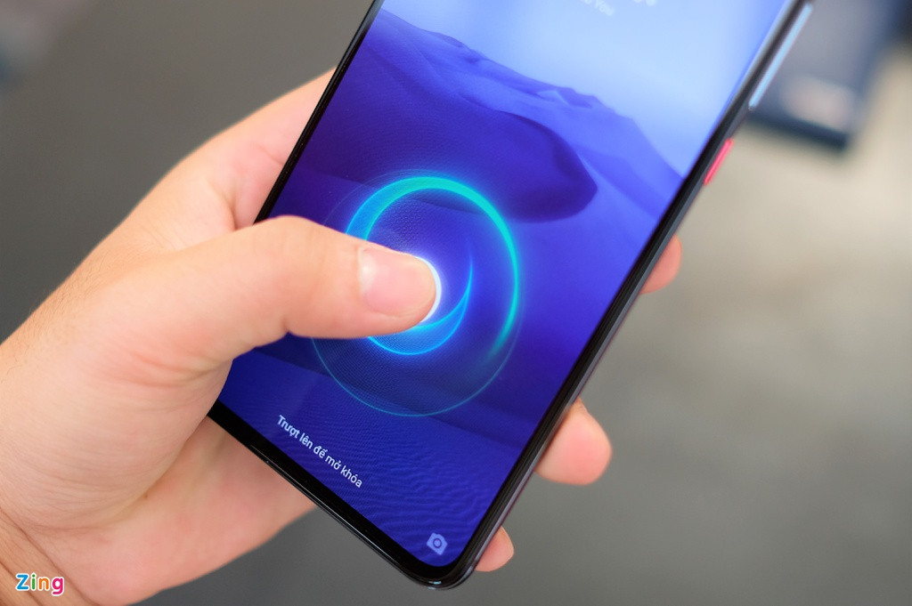 Máy có cảm biến vân tay trong màn hình. Vị trí đặt cảm biến vân tay hợp lý, không quá thấp. Tốc độ mở khóa vân tay này nhanh.