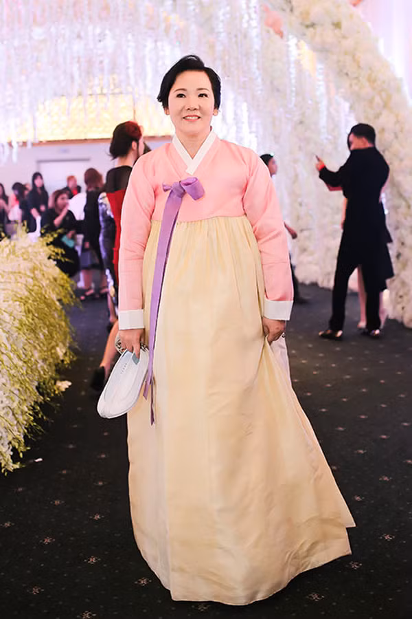 Mẹ vợ Trấn Thành gây ấn tượng mạnh trong mắt fan khi xuất hiện trong đám cưới con gái với thần thái trẻ trung xinh đẹp.