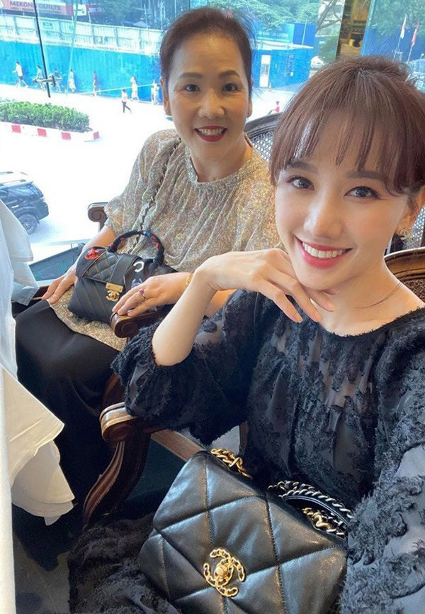 Không chỉ có vậy, nhiều tín đồ thời trang còn tỏ ra choáng váng hơn khi thời gian gần đây, mẹ đẻ của Hari Won, bà Lee Sook Hee cũng thay đổi hình ảnh với đồ hàng hiệu đắt giá. Trong nhiều bức ảnh trên trang cá nhân của con gái, bà luôn xuất hiện với nhiều món phụ kiện "khủng". Mẹ vợ của Trấn Thành là fan hâm mộ của nhà mốt Chanel. Vì lẽ đó, từ túi xách, giày dép cho đến nhiều thứ khác bà đều thường xuyên mua sắm của thương hiệu này.