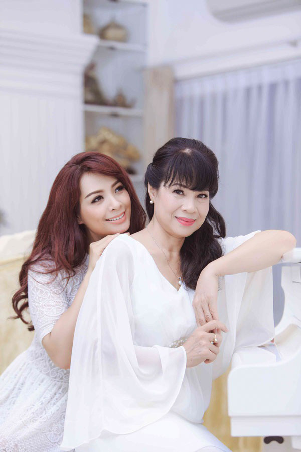 Khi chụp cùng con gái, bà vẫn khiến nhiều người khen hết lời bởi vẻ đẹp sang trọng quý phái của mình.