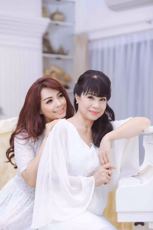 Khi chụp cùng con gái, bà vẫn khiến nhiều người khen hết lời bởi vẻ đẹp sang trọng quý phái của mình.