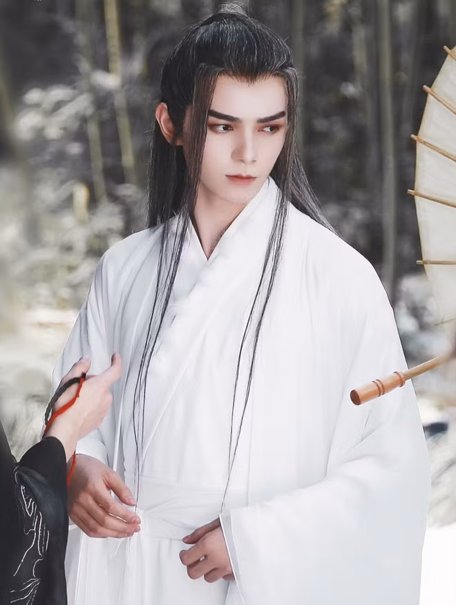 Dien vien nam Trung Quoc dung thuoc nho mat trong canh khoc