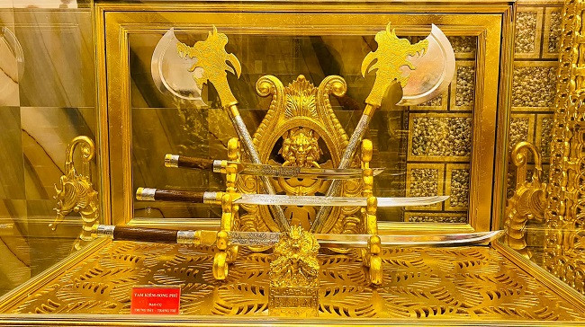 Các vật dụng được dát vàng tính đến nay đã lên tới hàng nghìn món đồ.