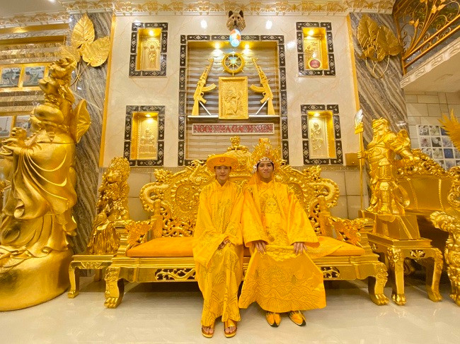 Mỗi căn phòng được gia chủ bố trí pha trộn giữa hai nét văn hóa Á – Âu. Vừa sang trọng, tinh tế nhưng cũng không kém phần thanh lịch và cổ điển.