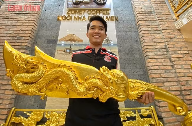 Căn nhà nhanh chóng thu hút đông đảo du khách tới tham quan và trở thành một “hiện tượng” mới của miền Tây sông nước.