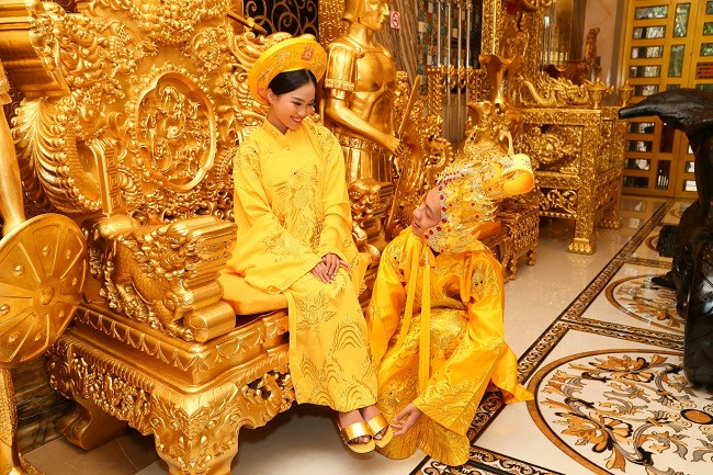 Anh Trung cho biết, căn nhà dát vàng được anh ấp ủ xây dựng cách đây 6 năm và mãi đến thời điểm hiện tại mới hoàn thành và đi vào hoạt động. Anh dùng đây làm nơi trưng bày để du khách đến tới quán cà phê, quán ăn trong khuôn viên có thể ghé qua tham quan và chụp ảnh kỷ niệm.