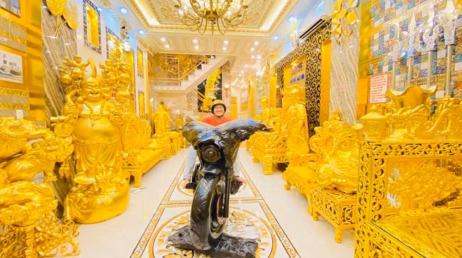 Chỉ vừa mới mở cửa hoạt động chưa đầy một tuần, nhà dát vàng đã nhanh chóng tạo ra cơn sốt khắp các trang mạng xã hội vì kiểu trang trí nội thất “độc nhất vô nhị” này.