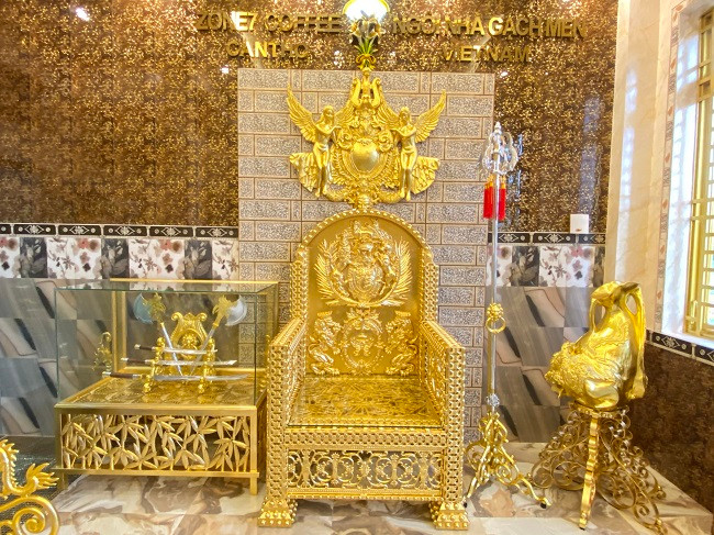 Thời gian hoàn thiện căn nhà lên tới gần 3 năm, trong đó việc dát vàng các sản phẩm yêu cầu người thợ phải tỉ mỉ, trải qua nhiều công đoạn khác nhau. Trong hình là chiếc ghế dát vàng, được 6 người thợ làm liên tục trong 24 tiếng mới xong.