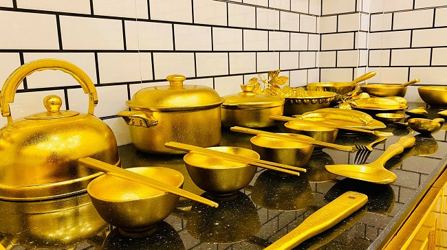Theo đó, toàn bộ căn nhà 3 tầng được dát vàng từ trên xuống dưới, từ trong ra nhà, từ ngoại thất đến nội thất và ngay cả những món đồ gia dụng nhỏ nhất như bát, đũa, thìa…