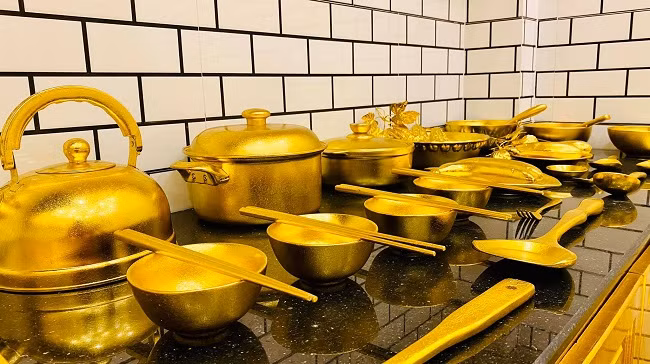 Theo đó, toàn bộ căn nhà 3 tầng được dát vàng từ trên xuống dưới, từ trong ra nhà, từ ngoại thất đến nội thất và ngay cả những món đồ gia dụng nhỏ nhất như bát, đũa, thìa…