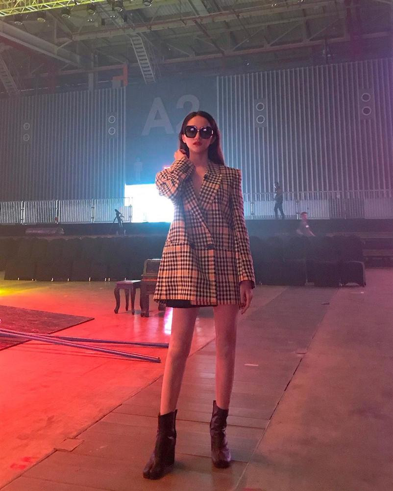 Khuyet diem sac voc cua Huong Giang lai la loi the cua moi hoa hau