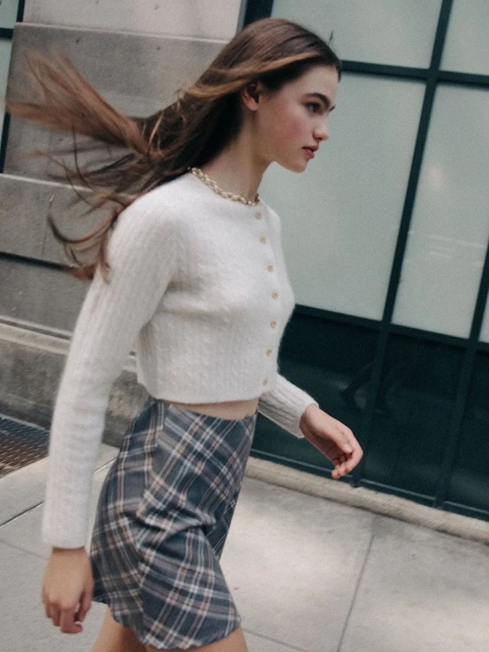 Những nàng trẻ trung có thể mix kiểu áo này cùng chân váy.