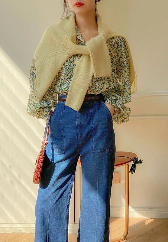 Cardigan khoác hờ hững qua vai lại được lòng những cô nàng mê style phá cách thú vị.