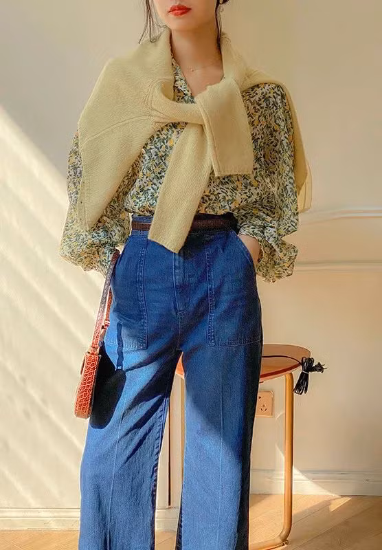 Cardigan khoác hờ hững qua vai lại được lòng những cô nàng mê style phá cách thú vị.