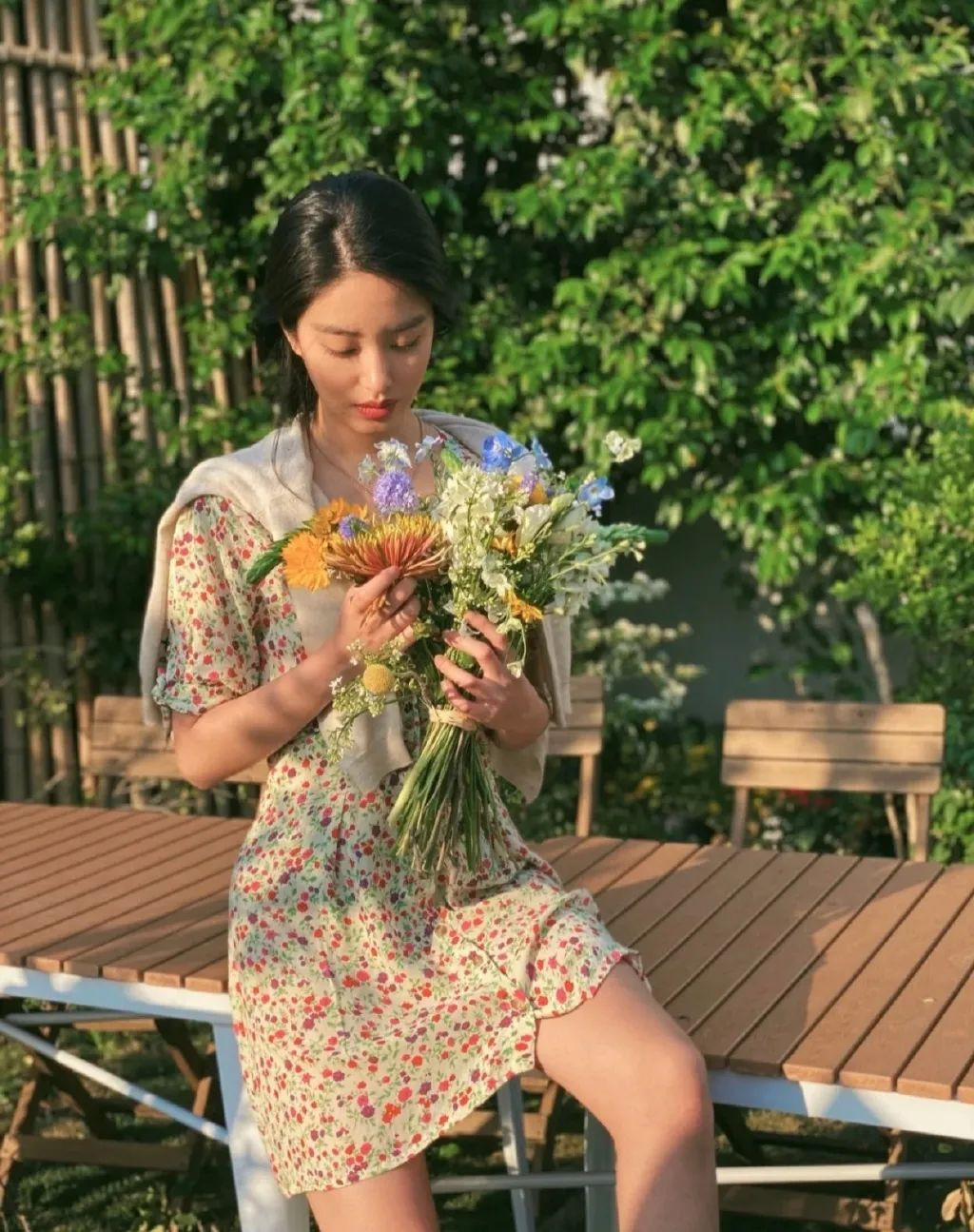 Chỉ 1 chi tiết biến tấu nhỏ nhưng đủ khiến bộ đồ trông thú vị hơn rất nhiều, lên ảnh sống ảo cũng ưng mắt hơn nhiều.