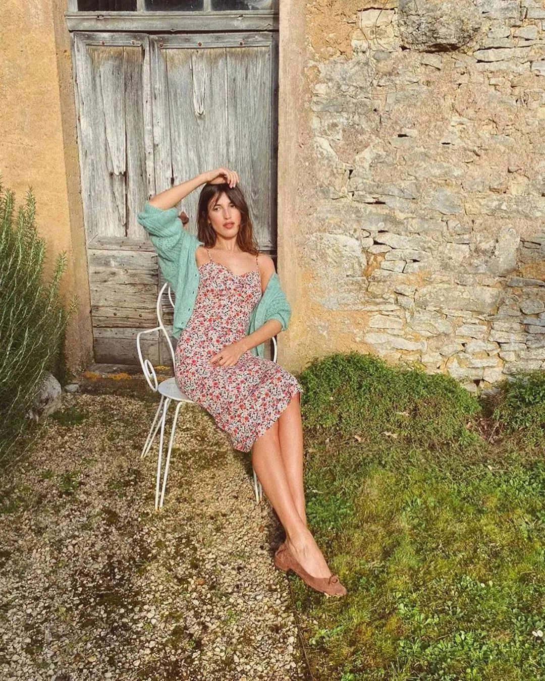 Tận dụng luôn váy 2 dây mùa Hè mix cùng áo cardigan là bạn đã có set đồ đầy lãng mạn để diện trong mùa Thu.