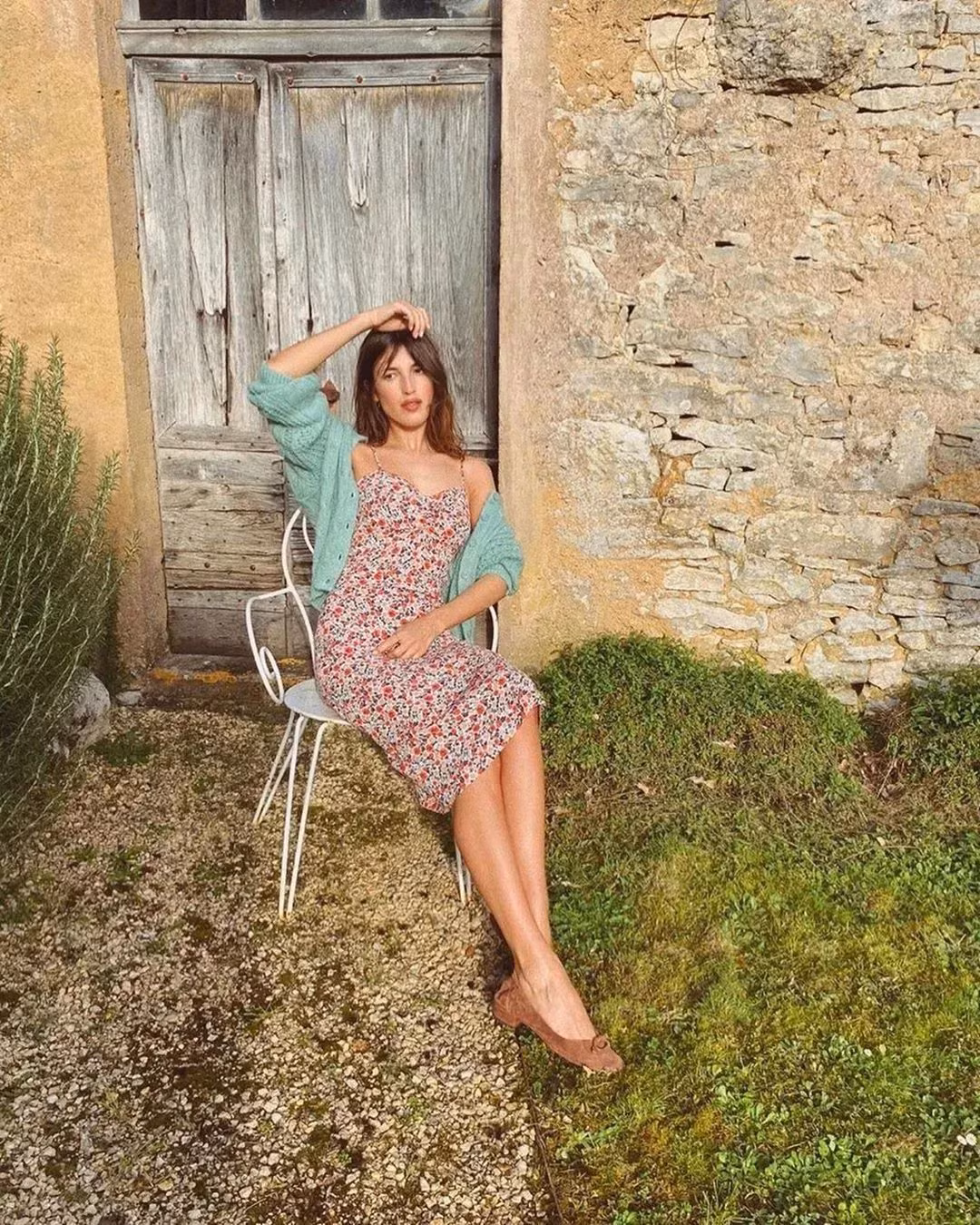 Tận dụng luôn váy 2 dây mùa Hè mix cùng áo cardigan là bạn đã có set đồ đầy lãng mạn để diện trong mùa Thu.