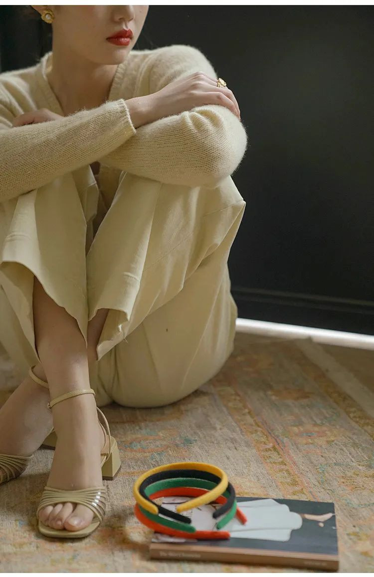 2. Diện như áo khoác ngoài Cách diện muôn thuở, bao năm không lỗi mốt của áo cardigan dệt kim chính là diện như áo khoác ngoài. Bạn có thể tận dụng luôn váy mùa Hè, diện cùng áo cardigan là đã có set đồ xinh chuẩn Thu Đông, mang cảm giác mơ mộng mà vẫn thanh lịch tuyệt đối. Ngoài ra, những cô nàng sành điệu còn mê mix áo phông/áo dệt kim với chân váy xếp ly và mix áo cardigan khoác ngoài để có được set đồ trẻ trung. Những nàng công sở lại có thể diện áo sơ mi với quần jeans/quần âu rồi khoác áo áo cardigan mỏng bên ngoài là đã có set đồ chuẩn bài cho mùa Thu.