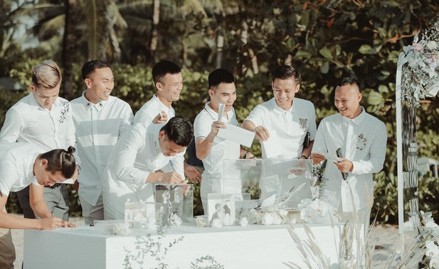 Boc gia phong bi dan cau thu mung cuoi Cong Phuong