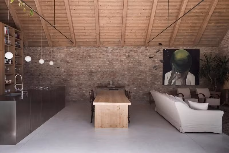 Nội thất trong nhà được đơn giản hóa đến tối đa.