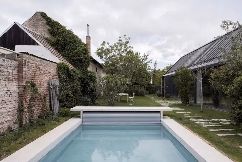 Hồ bơi và sân vườn đặt phía trước dành cho cả gia đình giải trí vào dịp cuối tuần.