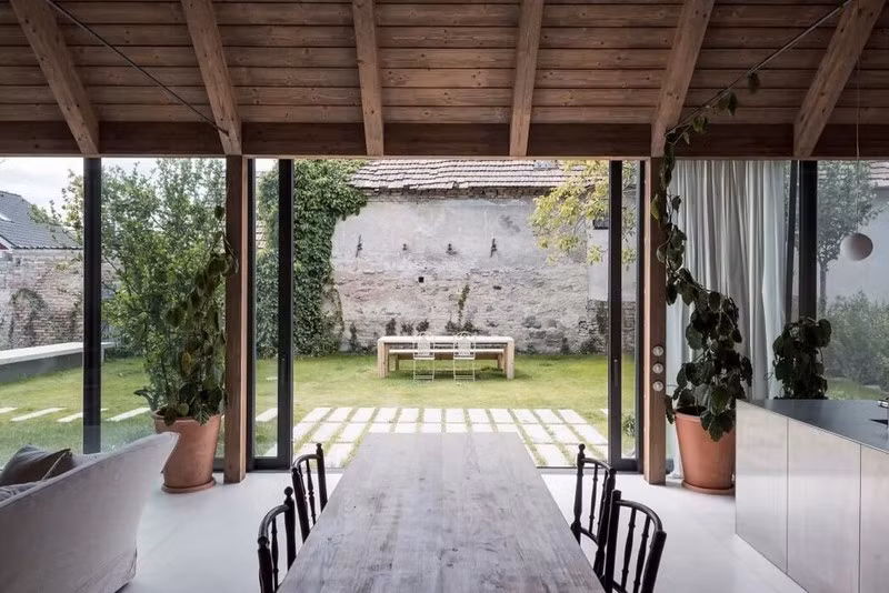 Phòng khách cùng phòng ăn đều hướng ra khu vườn phía trước.