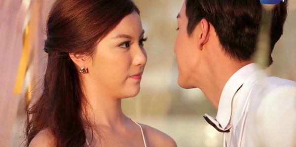 Sinh nhật được chồng tặng ô tô tiền tỉ kèm đơn ly hôn - Hình 2 Sinh nhat duoc chong tang o to tien ti kem don ly hon-Hinh-2