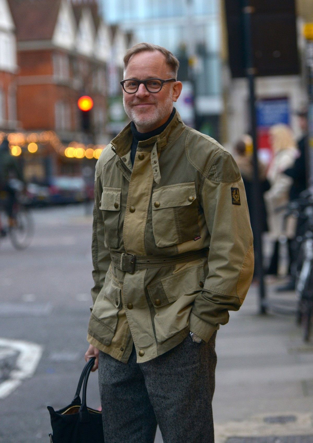  3. Áo khoác bộ đội: Thiết kế của mẫu áo này rất dễ nhận biết, 4 túi lớn phía trước là biểu tượng cổ điển được lấy cảm hứng từ trang phục quân đội. Để kiểu dáng của áo trông gọn gàng hơn, cánh mày râu nên dùng thắt lưng cùng màu giúp tạo điểm nhấn. Ảnh: Vogue.