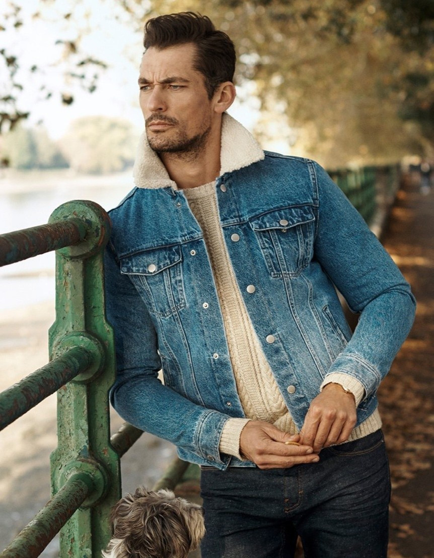  1. Áo khoác denim lông: Vào mùa đông, các mẫu áo khoác có chức năng chắn gió, giữ ấm cho cơ thể được ưa chuộng. Theo Sohu, phái mạnh thường lựa chọn áo có màu sắc trung tính, kiểu dáng đơn giản. David Beckham diện áo khoác denim cổ lông màu xanh tím than khi ra đường. Phái mạnh cũng có thể kết hợp áo len phía trong khi thời tiết trở lạnh. Ảnh: Juksy, Apetogentleman.