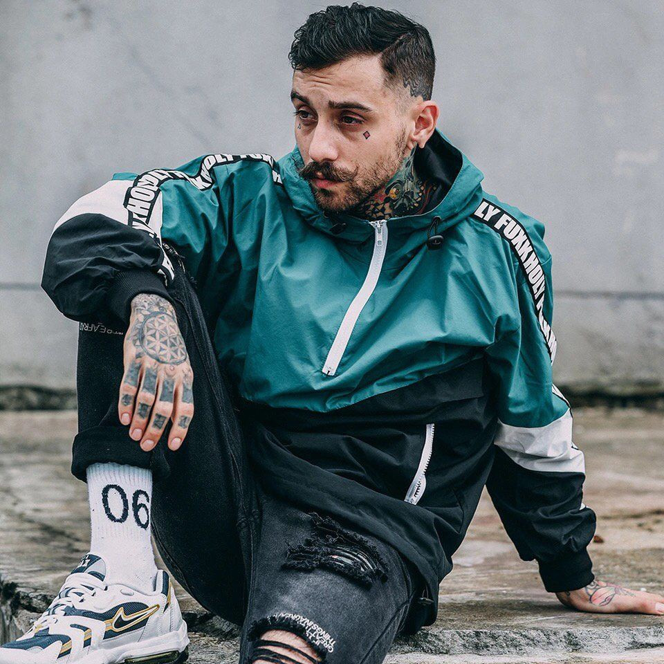  2. Áo gió: Trang Who What Where cho rằng thời trang thu - đông năm 2020 thiên hướng về sự tinh tế, tối giản. Áo gió là một trong những món đồ không có dấu hiệu lỗi mốt. Chúng được biến tấu về kiểu dáng và màu sắc. Với chất liệu mỏng, nhẹ nhàng, trang Sohu khuyên nam giới nên diện khi thời tiết có nhiều gió hoặc tham gia các hoạt động ngoài trời. Ảnh: Pinterest.