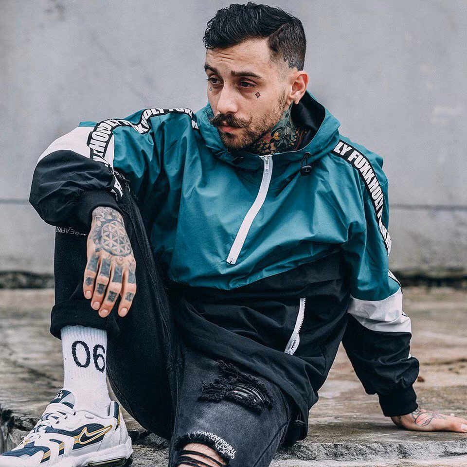  2. Áo gió: Trang Who What Where cho rằng thời trang thu - đông năm 2020 thiên hướng về sự tinh tế, tối giản. Áo gió là một trong những món đồ không có dấu hiệu lỗi mốt. Chúng được biến tấu về kiểu dáng và màu sắc. Với chất liệu mỏng, nhẹ nhàng, trang Sohu khuyên nam giới nên diện khi thời tiết có nhiều gió hoặc tham gia các hoạt động ngoài trời. Ảnh: Pinterest.