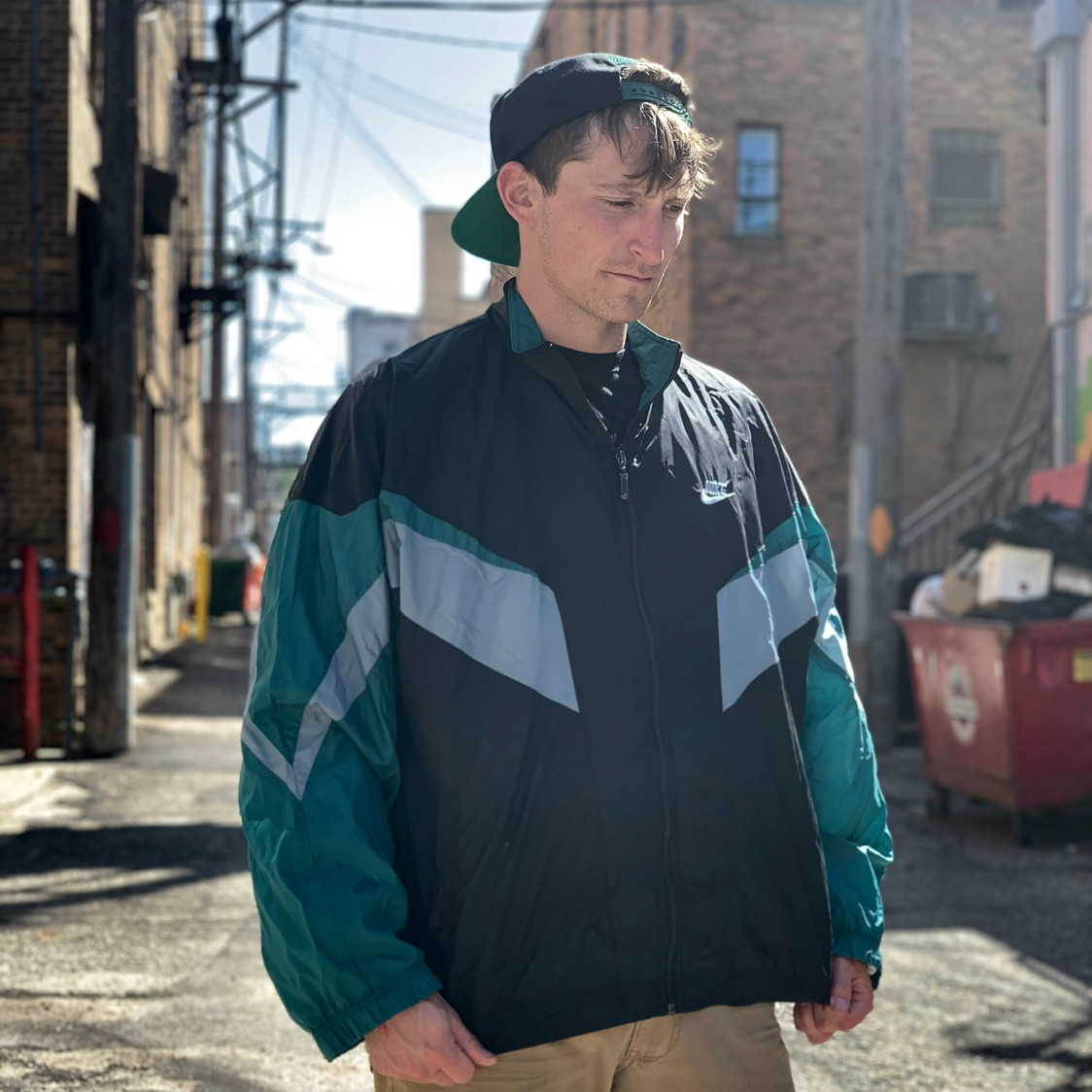 Màu sắc đa dạng là ưu điểm của áo khoác gió vì có thêm sự lựa chọn cho người diện. Ngoài ra, khi mặc đồ nhiều họa tiết, phái mạnh nên chọn quần có màu trơn đơn giản để không khiến vẻ ngoài bị lòe loẹt. Ảnh: Delop.