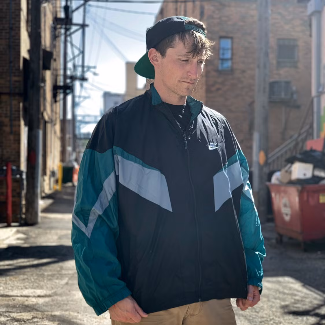 Màu sắc đa dạng là ưu điểm của áo khoác gió vì có thêm sự lựa chọn cho người diện. Ngoài ra, khi mặc đồ nhiều họa tiết, phái mạnh nên chọn quần có màu trơn đơn giản để không khiến vẻ ngoài bị lòe loẹt. Ảnh: Delop.