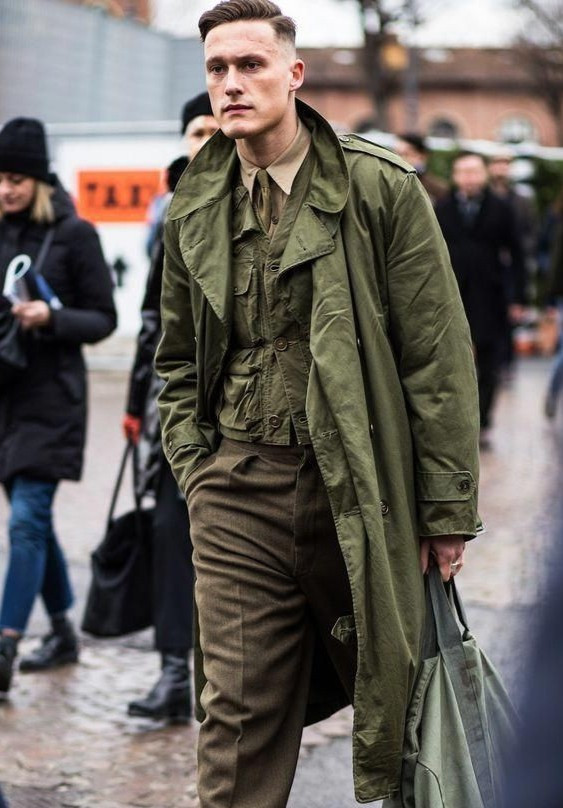 Bên cạnh đó, phái mạnh có thể kết hợp thêm áo khoác dáng dài ton-sur-ton với bộ quần áo. Bạn nên tạo điểm nhấn cho vẻ ngoài bằng áo sơ mi khác màu nhằm xua tan không khí lạnh lẽo, ảm đạm. Ảnh: Pinterest.