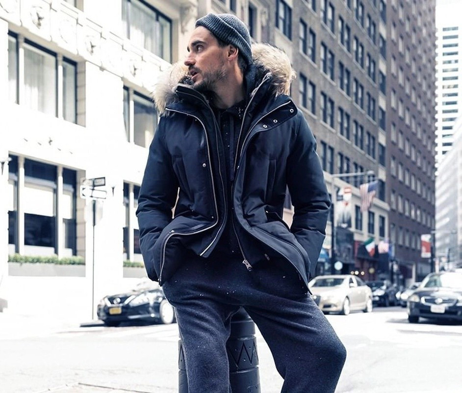  4. Áo khoác mũ lông: Đây là món đồ thời trang kinh điển và dễ mặc hàng ngày. Chọn áo khoác cùng màu với cả bộ trang phục là cách người thích sự đơn giản thường áp dụng. Ảnh: Dmarge.