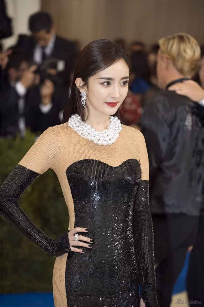 Duong Mich: Sot den 39 do van lam viec, vi dong phim da nho 4 cai rang